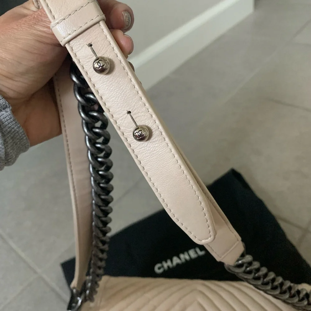 Chanel boy ivory ltd edition wrinkled leather gunmetal hardware medium chevron - Picture 2 of 10